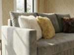 Zbliżenie kadr na podłokietnik szara sofa rozkładana 224 cm Watson