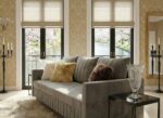 Ujęcie bokiem w eleganckim salonie szara sofa rozkładana 224 cm Watson