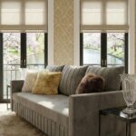 Ujęcie bokiem w eleganckim salonie szara sofa rozkładana 224 cm Watson